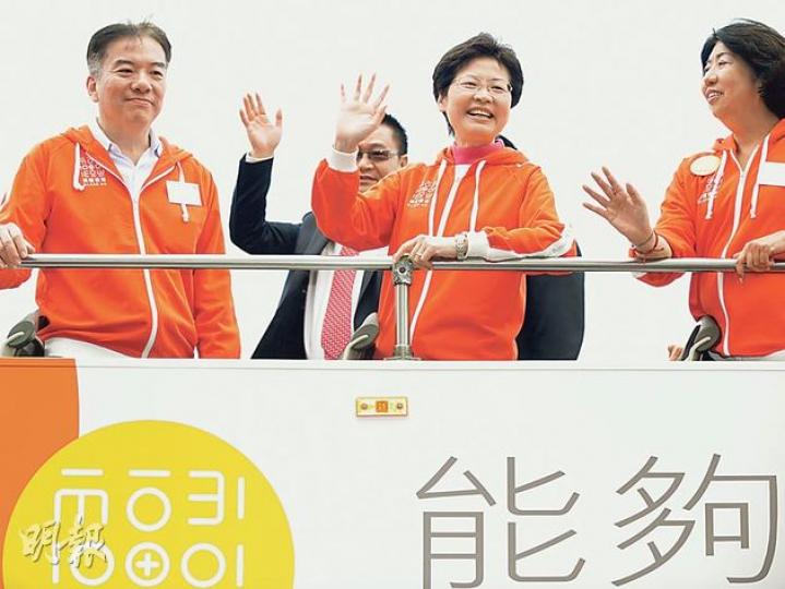 政務司長林鄭月娥（中）昨一身運動服主禮「築福香港」啟動禮，之後與專責小組主席黃友嘉（左一）及副主席紀文鳳（右一）乘開篷巴士到荃灣與長者飲下午茶，沿途宣揚「能夠幫人．你的福氣」信息。（葉家豪攝）