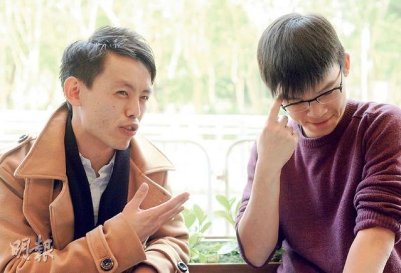 民主黨副主席羅健熙（左）與學民思潮發言人黎汶洛（右）對談時沒有拍枱辯論，反而「互笠高帽」，羅健熙稱欣賞可以從年輕人身上學習他們為理想打拼的精神；黎汶洛就指從前輩身上學到地區工作經驗。（余俊亮攝）（明報製圖）