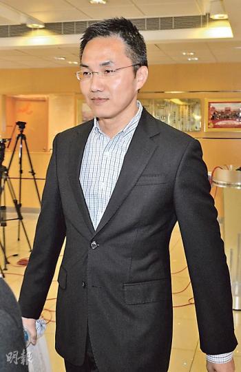 鄧忍光前日回應撤回港台新大樓撥款申請時指，「有一啲事情，永遠都有一個人係可以作最終決定」，令人聯想他口中的「一個人」是否指特首梁振英。他昨出席港台員工大會後辯稱，自己當時只是指「任何決定程序內，終於有人需要做決定」，又指自己「無意圖」指是特首決定，亦無聽過有關說法。（劉焌陶攝）