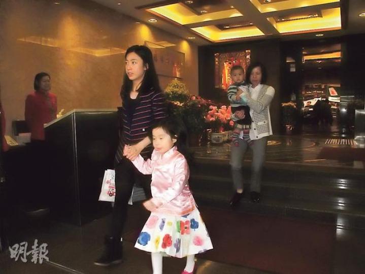 甘比與兒子穿上橫間母子裝到福臨門午膳,女兒則以小鳳仙上衣配花裙,十分可愛。(攝影/記者:李潔盈)昨日年初七人日,大劉跟甘比及甘比家人午膳敘天倫。(攝影/記者:李潔盈) 甘比與兒子穿上橫間母子裝到福臨門午膳,女兒則以小鳳仙上衣配花裙,十分可愛。(攝影/記者:李潔盈)昨日年初七人日,大劉跟甘比及甘比家人午膳敘天倫。(攝影/記者:李潔盈)