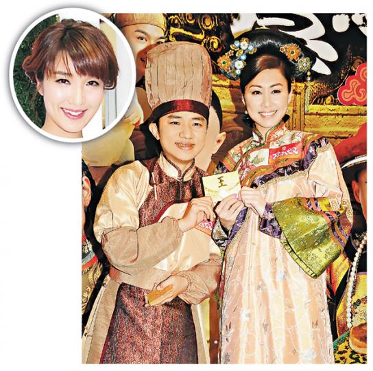王祖藍(左)與胡定欣(右)昨日落力為新劇《食為奴》宣傳造勢,祖藍更透露希望女友李亞男(圓圖)今年在工作上多作新嘗試。(攝影:孫華中)萬綺雯所到之處都有大批粉絲支持,難怪她笑不攏嘴。(攝影:孫華中) 王祖藍(左)與胡定欣(右)昨日落力為新劇《食為奴》宣傳造勢,祖藍更透露希望女友李亞男(圓圖)今年在工作上多作新嘗試。(攝影:孫華中)萬綺雯所到之處都有大批粉絲支持,難怪她笑不攏嘴。(攝影:孫華中)