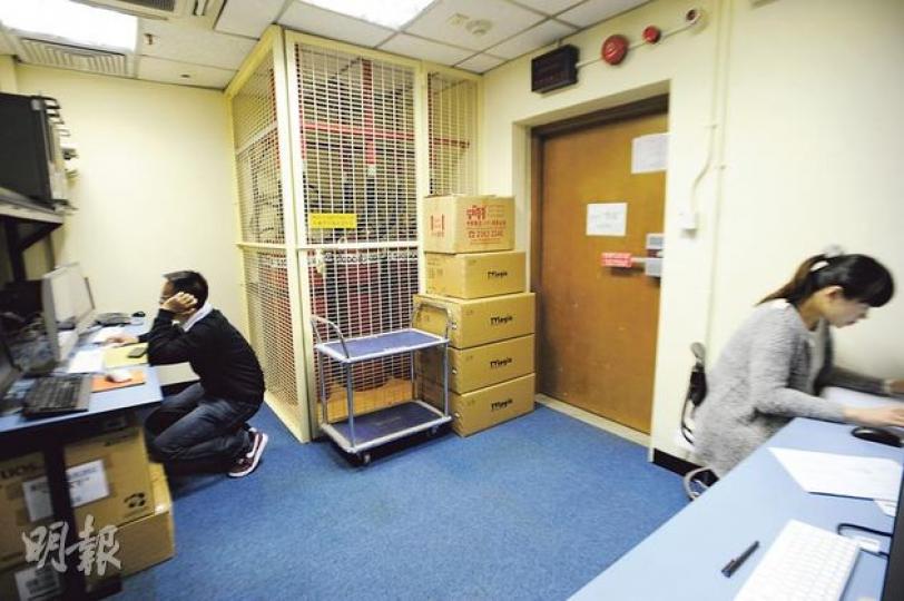 港台大樓辦公空間不足情况﹕港台電視大廈人滿之患，有製作部員工要與消防設備、儲存滅火物料的壓縮氣體樽（圖中鐵網間隔內）為鄰，消防專家認為做法不理想。（葉家豪攝） 港台大樓辦公空間不足情况﹕港台電視大廈天台建有一個約800呎的梓鐵頂蓋，放置大批木製布景板及道具，員工表示儲物室及道具房已爆滿，無奈要利用天台空間。（葉家豪攝） 港台大樓辦公空間不足情况﹕助理廣播處長施永遠慨嘆，港台大樓空間早已不敷應用，近年更被迫在廣播大廈停車場加設10多個貨櫃供辦公，包括他背後用作會議室的貨櫃，他希望新大樓的撥款可早日