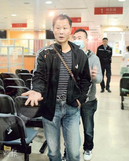 葵涌發生狗主街頭打狗及襲擊保安員案，狗主（前）到醫院時被正在等候診治保安員認出，檢舉後由駐院警員拘捕。（蔡方山攝）