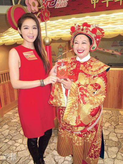 女財神薛家燕派利市給官恩娜皆大歡喜。(攝影/記者:孫慧莊) 女財神薛家燕派利市給官恩娜皆大歡喜。(攝影/記者:孫慧莊)