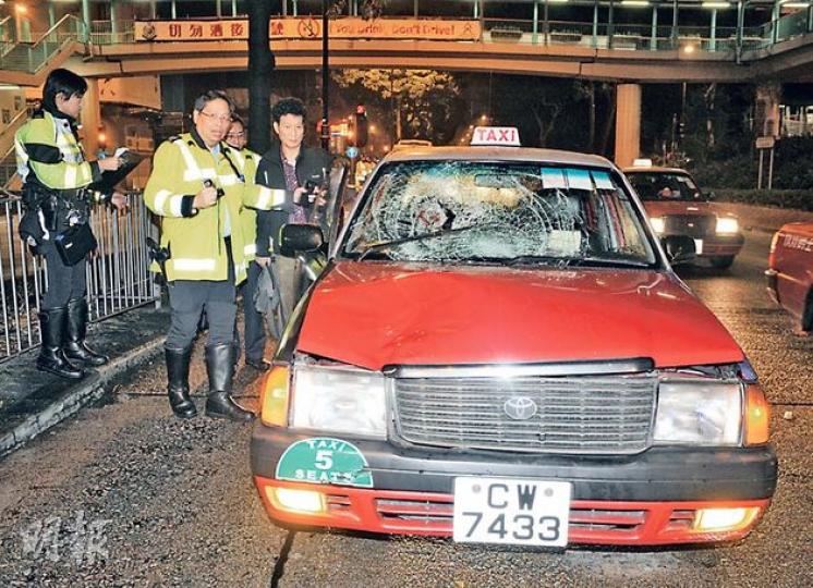尖沙嘴漆咸道南奪命車禍中，肇事司機站在擋風玻璃及車頭冚嚴重毁爛之的士旁，協助調查。（蔡方山攝）死者的10多名男女親友，在道士帶領下在事外現場拜祭，有人泣不成聲。（林智傑攝）奪命車禍發生不久，現場差不多每10分鐘就可以見到有途人以身犯險，亂過馬路。（林智傑攝）