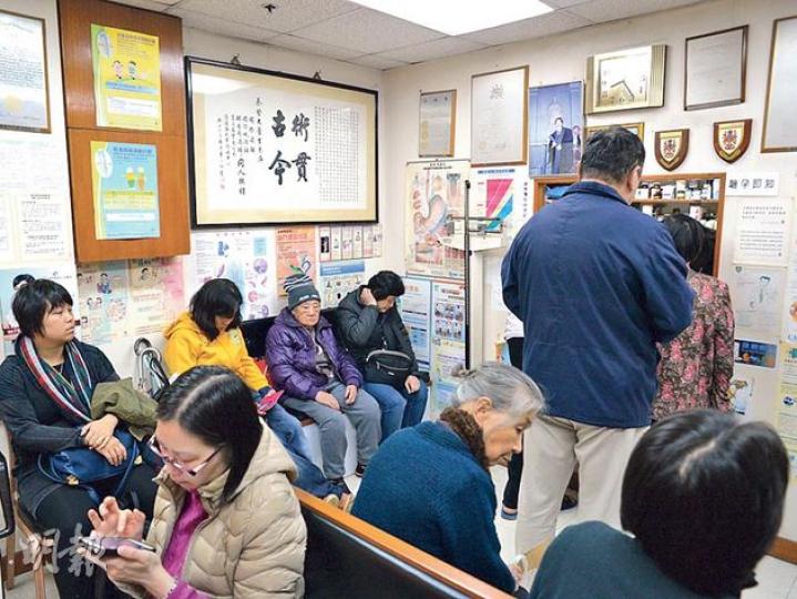醫學會前會長蔡堅指高血壓病人要花10分鐘診症，但醫管局資助高血壓病人看私家醫生的收費開價太低。圖為蔡堅位於黃大仙的診所，昨午擠滿了病人。（葉家豪攝）