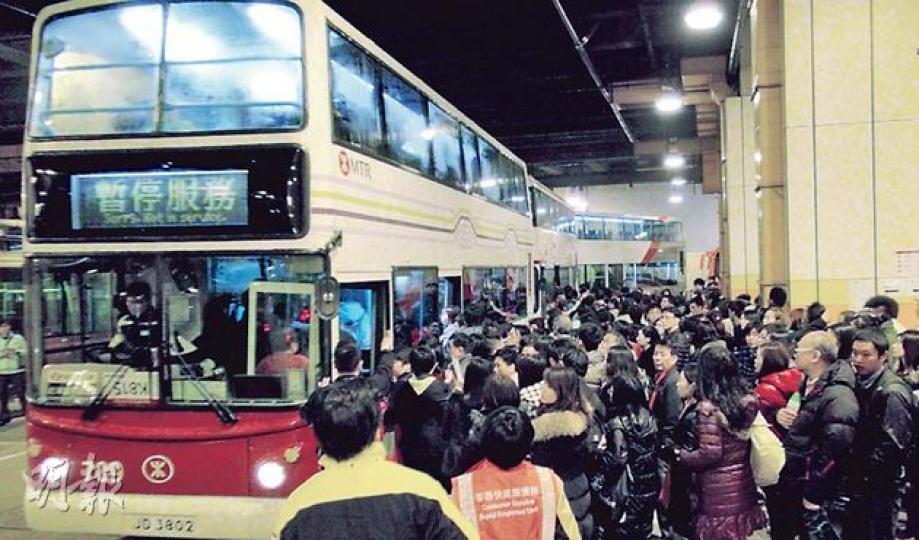 東鐵線受故障影響，大埔墟站昨有過千人排隊轉乘穿梭巴到火炭，由隧道到地面巴士站的人龍最長時達200米。（林智傑攝）