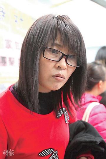 戴女士（圖）等了10年終能領取身分證，得以在港工作，收入大增。她說兒子正在大學念會計，有信心再過數年可以脫貧。（林俊源攝）