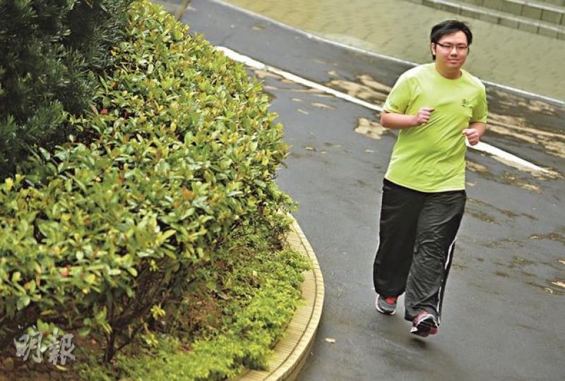 參加跑步特訓課程前，16歲的李梓峰體重高達224磅，訓練時曾因下肢受力太多而感腳痛，但他堅持每周練跑4小時，終減去15磅，亦不再抗拒校內體育課，並將於周日參與渣馬10公里賽事。 （余俊亮攝）（明報製圖）