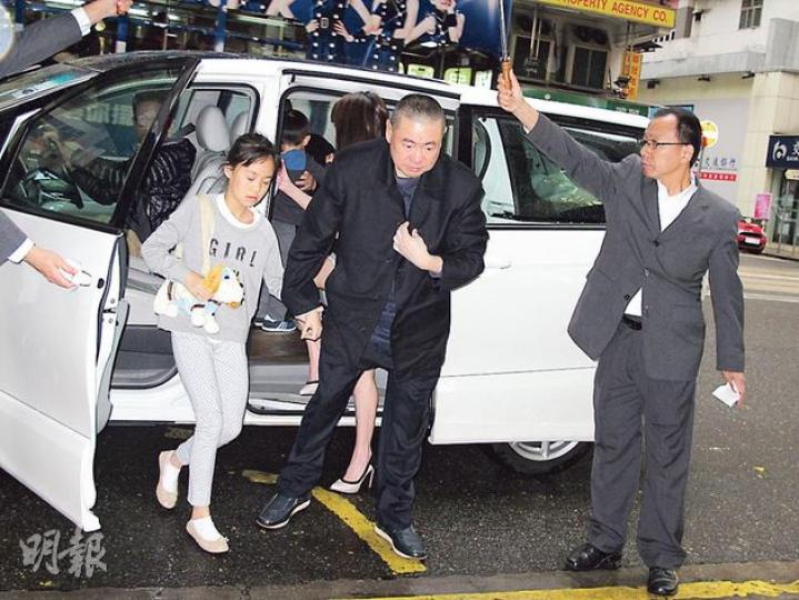 大劉拖實秀盈落車,父愛氾濫。(攝影/記者:李潔盈)呂麗君拖住兒子離開富豪飯堂。(攝影/記者:李潔盈)孫大倫(左一)與太太、大仔孫道弘(右二)一家人去飲茶。(攝影/記者:李潔盈) 大劉拖實秀盈落車,父愛氾濫。(攝影/記者:李潔盈)呂麗君拖住兒子離開富豪飯堂。(攝影/記者:李潔盈)孫大倫(左一)與太太、大仔孫道弘(右二)一家人去飲茶。(攝影/記者:李潔盈)
