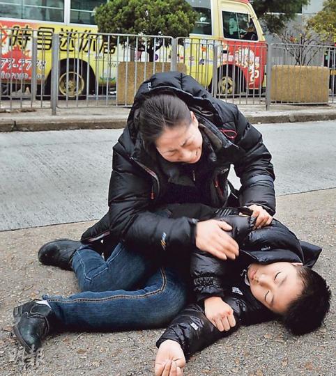 韓裔男童母親目擊兒子遭車撞倒,激動地跑到兒子身旁查看。(盧翊銘攝)12歲男童今晨在九龍城警署對開橫過馬路,欲往九龍城法院大樓與母親會合時,遭七人私家車(左)撞倒。(盧翊銘攝) 韓裔男童母親目擊兒子遭車撞倒,激動地跑到兒子身旁查看。(盧翊銘攝)12歲男童今晨在九龍城警署對開橫過馬路,欲往九龍城法院大樓與母親會合時,遭七人私家車(左)撞倒。(盧翊銘攝)