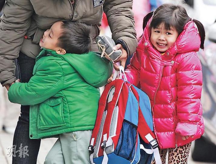 昨日天文台錄得入冬以來最低的8.7℃,有幼稚園學生中午放學甫離開溫暖的校舍,便立即穿上厚褸。(李澤彤攝)天文台昨近午夜錄得大嶼山昂坪氣溫低至2℃。記者昨晚9時許在昂坪寶蓮禪寺外亦錄得3.6℃。(余俊亮攝)(明報製圖) 昨日天文台錄得入冬以來最低的8.7℃,有幼稚園學生中午放學甫離開溫暖的校舍,便立即穿上厚褸。(李澤彤攝)天文台昨近午夜錄得大嶼山昂坪氣溫低至2℃。記者昨晚9時許在昂坪寶蓮禪寺外亦錄得3.6℃。(余俊亮攝)(明報製圖)