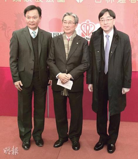 醫管局主席梁智仁(中)話年紀大,所以參加3公里嘅新春長跑時,都要行政總裁梁栢賢(左)傍住慢慢行,但食衛局長高永文(右)就話自己跑2公里都覺吃力。(梁杏怡攝) 醫管局主席梁智仁(中)話年紀大,所以參加3公里嘅新春長跑時,都要行政總裁梁栢賢(左)傍住慢慢行,但食衛局長高永文(右)就話自己跑2公里都覺吃力。(梁杏怡攝)