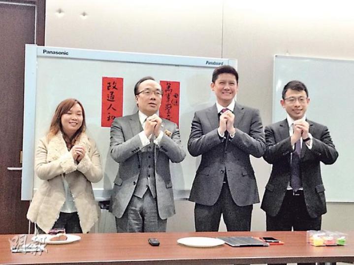 公民黨黨魁梁家傑(左二)趁新年同傳媒拜年,仲帶埋幾個日後或會出選嘅新一輩出嚟,包括青年公民主席梁穎敏(左一)、飛機師譚文豪(右二)同有機會喺東涌參與補選嘅大狀余俊翔(右一)。(何曉勤攝) 公民黨黨魁梁家傑(左二)趁新年同傳媒拜年,仲帶埋幾個日後或會出選嘅新一輩出嚟,包括青年公民主席梁穎敏(左一)、飛機師譚文豪(右二)同有機會喺東涌參與補選嘅大狀余俊翔(右一)。(何曉勤攝)