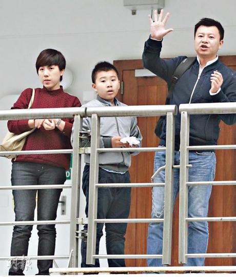 受阻郵輪內地旅客下船前,向岸上記者表示滿意船公司的安排,舉起5隻手指,透露每人獲50元美元船上消費額,另獲600元人民幣賠償。(李澤彤攝) 受阻郵輪內地旅客下船前,向岸上記者表示滿意船公司的安排,舉起5隻手指,透露每人獲50元美元船上消費額,另獲600元人民幣賠償。(李澤彤攝)
