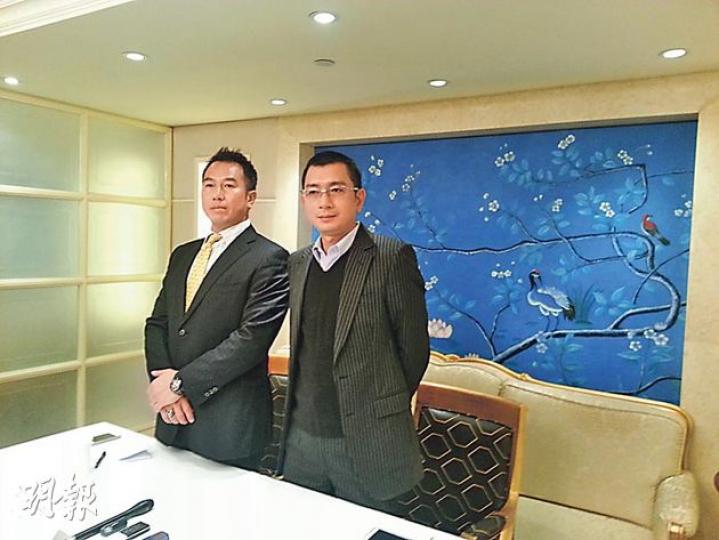 美聯前港島區董事楊永健(左)昨日再召開記者會,強調自己非自願離職,並計劃在港島區開設地產代理行。美聯股東之一APEX基金代表繆宏邦(右)表示,不排除日後減持或沽售美聯股份,以套現資金投資楊氏開設的公司。(李宛婷攝) 美聯前港島區董事楊永健(左)昨日再召開記者會,強調自己非自願離職,並計劃在港島區開設地產代理行。美聯股東之一APEX基金代表繆宏邦(右)表示,不排除日後減持或沽售美聯股份,以套現資金投資楊氏開設的公司。(李宛婷攝)