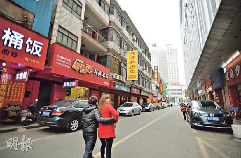 東莞厚街喜來登酒店附近街區,有10多間各式酒店和大量食肆,有酒店表示在大力掃黃下生意下跌。(盧翊銘攝)電單車司機聲言,他能帶客人到巷內的民居找到小姐,而且絕對安全。(盧翊銘攝)「酒店公關」招聘廣告隨處可見,多標明要求思想開放,月薪達2萬至6萬元人民幣。(盧翊銘攝)厚街一間沐足店外貼有對聯「一池碧水洗淨塵世鉛華 一雙巧手撫平歲月滄桑」,樓上提供住宿和按摩服務。(盧翊銘攝) 東莞厚街喜來登酒店附近街區,有10多間各式酒店和大量食肆,有酒店表示在大力掃黃下生意下跌。(盧翊銘攝)電單車司機聲言,他能帶客人到巷內的民居找到小姐,而且絕對安全。(盧翊銘攝)「酒店公關」招聘廣告隨處可見,多標明要求思想開放,月薪達2萬至6萬元人民幣。(盧翊銘攝)厚街一間沐足店外貼有對聯「一池碧水洗淨塵世鉛華 一雙巧手撫平歲月滄桑」,樓上提供住宿和按摩服務。(盧翊銘攝)