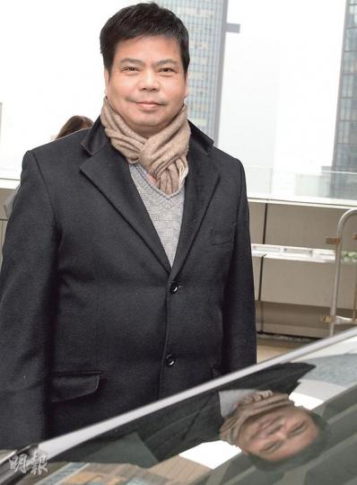 涉勒索上市公司前主席索取1億股股份的官永義(圖),昨在犯人欄應訊時,不時向旁聽席方向張望。審訊期間,他續准保釋外出。(劉焌陶攝)黃展億(圖)是案中被控最多項罪名的被告,包括兩項串謀勒索罪、一項勒索、一項盜竊及一項犯勒索時管有槍械罪。(陳倢朗攝) 涉勒索上市公司前主席索取1億股股份的官永義(圖),昨在犯人欄應訊時,不時向旁聽席方向張望。審訊期間,他續准保釋外出。(劉焌陶攝)黃展億(圖)是案中被控最多項罪名的被告,包括兩項串謀勒索罪、一項勒索、一項盜竊及一項犯勒索時管有槍械罪。(陳倢朗攝)