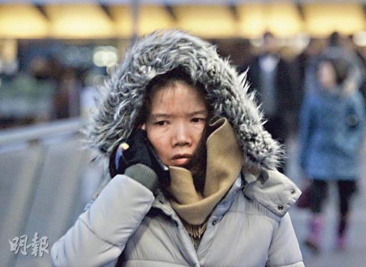 本港昨日天氣寒冷,不少巿民穿上大褸,又圍上頸巾,以迎街上刺骨寒風。(郭慶輝攝) 本港昨日天氣寒冷,不少巿民穿上大褸,又圍上頸巾,以迎街上刺骨寒風。(郭慶輝攝)