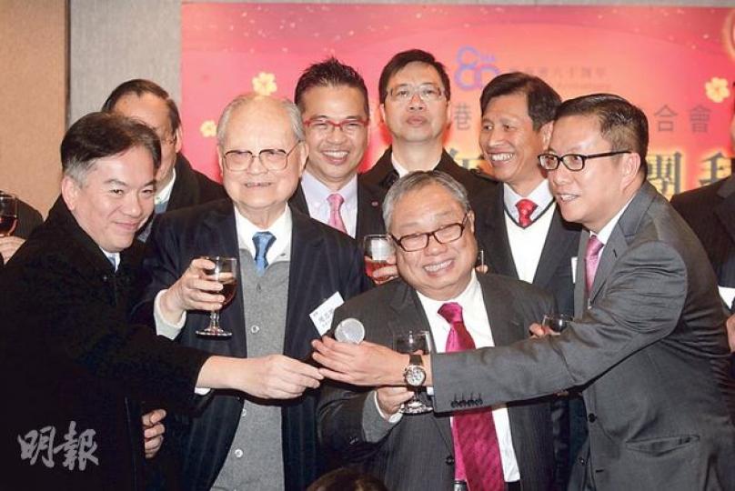 廠商會年底改選,噚日舉行春節團拜,前會長黃友嘉(前左一)、永遠名譽會長陳永棋(右二)同現任會長施榮懷(前右一)都無講有咩心水人選,話距離改選尚有時間。(郭慶輝攝) 廠商會年底改選,噚日舉行春節團拜,前會長黃友嘉(前左一)、永遠名譽會長陳永棋(右二)同現任會長施榮懷(前右一)都無講有咩心水人選,話距離改選尚有時間。(郭慶輝攝)