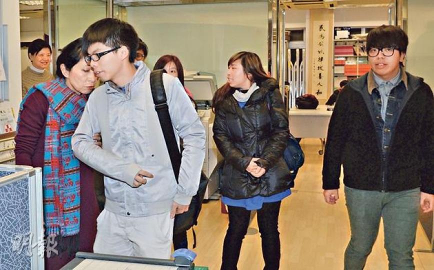 學民思潮召集人黃之鋒(前左二)與學民代表,昨晚到公民黨介紹「五區公投」方案,呼籲5區立法會議員辭職,就公民提名選特首作變相公投。圖為公民黨議員毛孟靜(左一)會後與黃之鋒「再傾一會」。(劉焌陶攝) 學民思潮召集人黃之鋒(前左二)與學民代表,昨晚到公民黨介紹「五區公投」方案,呼籲5區立法會議員辭職,就公民提名選特首作變相公投。圖為公民黨議員毛孟靜(左一)會後與黃之鋒「再傾一會」。(劉焌陶攝)