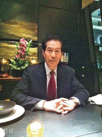 「手把青秧插滿田，低頭便見水中天，身心放下方為道，退步原來是向前。」盧文端以「佛偈」寄語泛民，指泛民就算參與中聯辦飯局，表面上或是「低頭」退讓，但就如農夫低頭在田地一步步後退插秧，最後抬頭一看，卻能看到成果，所以退也是進。（黃振豪攝）

