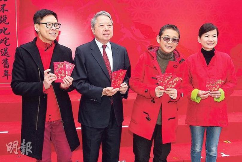 陳志雲(左起)、何驥、俞琤及陳靜嫻等商台高層齊齊向市民拜年。(攝影﹕梁迺楠) 陳志雲(左起)、何驥、俞琤及陳靜嫻等商台高層齊齊向市民拜年。(攝影﹕梁迺楠)