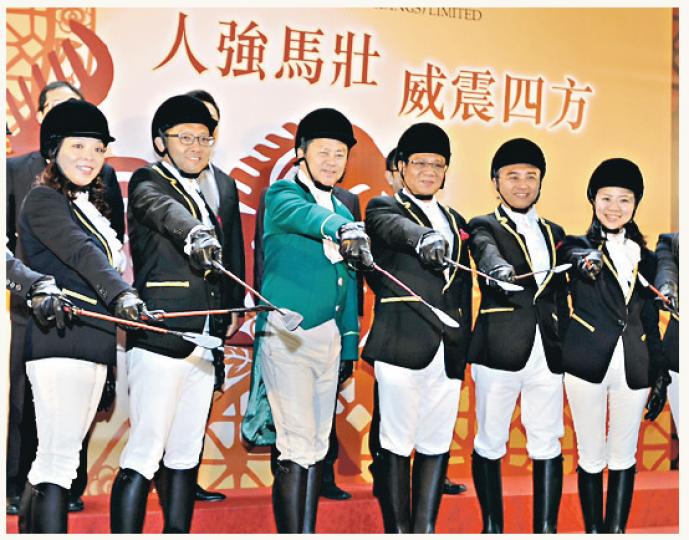 長實執行董事趙國雄(左三)與一眾銷售經理昨出席新春團拜,並以騎師造型現身,寓意在馬年可掌握市場推盤。(胡景禧攝) 長實執行董事趙國雄(左三)與一眾銷售經理昨出席新春團拜,並以騎師造型現身,寓意在馬年可掌握市場推盤。(胡景禧攝)