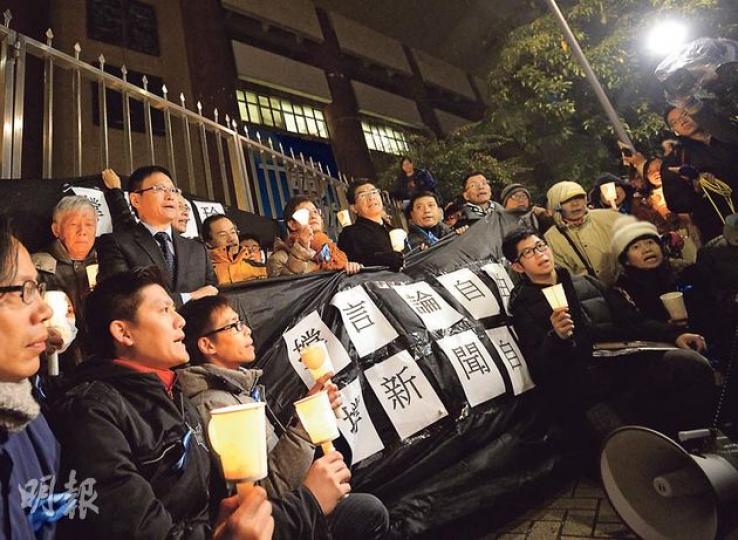 經常批評政府的「名嘴」李慧玲昨突然被商台解僱,多名政界和傳媒界人士大感震驚,晚上約百人到商台門外聲援李慧玲。眾人點起燭光哀悼受打壓的新聞自由,部分人曾接受李慧玲訪問。(盧翊銘攝)
經常批評政府的「名嘴」李慧玲昨突然被商台解僱,多名政界和傳媒界人士大感震驚,晚上約百人到商台門外聲援李慧玲。眾人點起燭光哀悼受打壓的新聞自由,部分人曾接受李慧玲訪問。(盧翊銘攝)