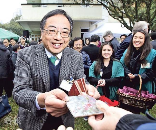 已出掌香港大學校長11年的徐立之，下月底正式離任。他昨日在校長宿舍最後一次主持港大傳媒春茗，有逾70名記者出席。徐立之將他在日本拍攝的照片製成杯墊送給記者留念。（李紹昌攝）
