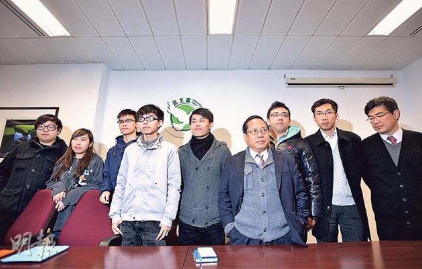 學民思潮成員昨與民主黨立法會議員何俊仁（右四）、單仲偕（右一）及該黨中委會晤一個多小時，促民主黨考慮透過議員辭職發動變相「公投」。民主黨副主席羅健熙（右五）稱雙方會面氣氛良好。（盧翊銘攝）真普聯昨公布第三輪民調結果，調查發現五成市民支持真普聯「三軌方案」。真普聯召集人鄭宇碩（右三）說，下月初會舉辦「一人一信活動」，呼籲市民就政改向港府提出意見。（盧翊銘攝）