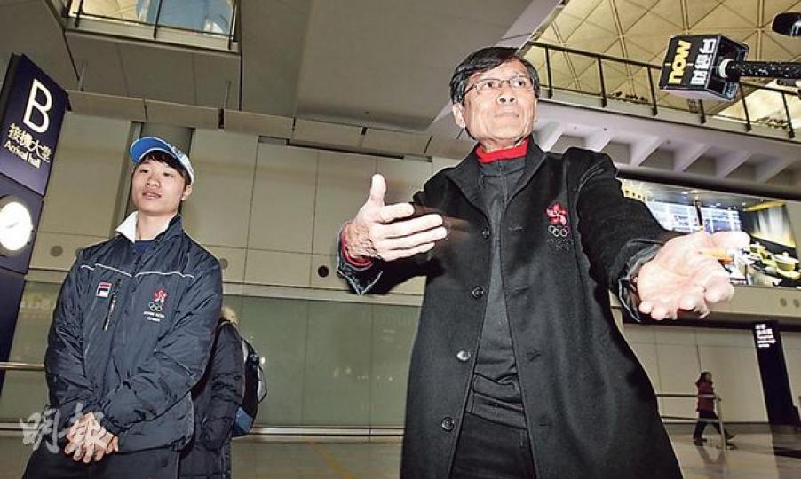 港協暨奧委會義務秘書長彭沖（右）抵港後為代表團沒隊醫一事解畫，先指隨團名額是循國際奧委會規定，又指由始至終無人向他提出要有隊醫隨隊。身旁的呂品韜（左）昨未再作任何控訴，稱自己前日只是表達意見並非投訴，不想再提事件。（李紹昌攝）