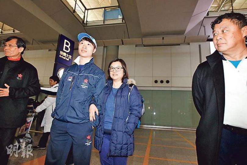 俄羅斯索契冬季奧運港隊唯一代表呂品韜（左二）與母親（右二）及數名代表團成員昨晨返港，包括港協暨奧委會義務秘書彭沖（左一）和團長王敏超（右一）。教練團隊與彭沖和王敏超雙方其間未有眼神交流。（李紹昌攝）
