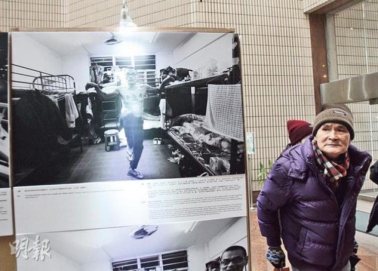 社區組織協會舉辦的「野宿三」露宿者攝影展,昨日在文化中心舉行開幕禮,事前有10多名露宿者協助以紙皮搭建展板,展覽吸引市民觀賞。(林俊源攝) 社區組織協會舉辦的「野宿三」露宿者攝影展,昨日在文化中心舉行開幕禮,事前有10多名露宿者協助以紙皮搭建展板,展覽吸引市民觀賞。(林俊源攝)