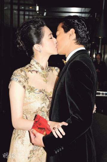 一對新人情深一吻,大家也恭祝這段港、台婚姻白頭到老。(攝影:孫華中)陳曉東對已懷孕4個多月的太太王妤嫻細心照顧,更聲言太太已是其揸弗人。(攝影:孫華中)東東拍照時突然高興得抹眼淚,太太也忙加安慰,他笑言是記者的閃光燈太勁。(攝影:孫華中)東東的喜宴向親友送上法式甜品馬卡龍作回禮。(攝影:孫華中)東東的母親向傳媒派喜糖,分享兒子結婚的喜悅。(攝影:孫華中)新娘子兩手戴上鑽戒和珍珠戒指,閃爆全場。(攝影:孫華中)在場半百記者採訪東東的婚宴。(攝影:孫華中)諸葛紫岐與老公薛嘉麟赴喜宴,逗留一會已要趕返 一對新人情深一吻,大家也恭祝這段港、台婚姻白頭到老。(攝影:孫華中)陳曉東對已懷孕4個多月的太太王妤嫻細心照顧,更聲言太太已是其揸弗人。(攝影:孫華中)東東拍照時突然高興得抹眼淚,太太也忙加安慰,他笑言是記者的閃光燈太勁。(攝影:孫華中)東東的喜宴向親友送上法式甜品馬卡龍作回禮。(攝影:孫華中)東東的母親向傳媒派喜糖,分享兒子結婚的喜悅。(攝影:孫華中)新娘子兩手戴上鑽戒和珍珠戒指,閃爆全場。(攝影:孫華中)在場半百記者採訪東東的婚宴。(攝影:孫華中)諸葛紫岐與老公薛嘉麟赴喜宴,逗留一會已要趕返