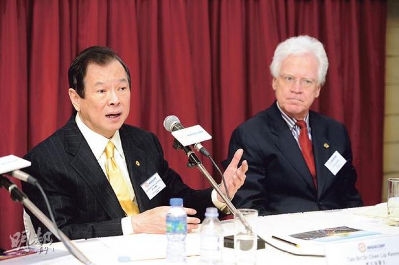 以柬埔寨為大本營嘅金界考慮透過買飛機租畀內地旅行社，接更多內地旅客去金邊豪賭。左為公司行政總裁曾立強，右為主席Timothy McNally。（胡景禧攝）
