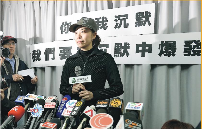 李慧玲昨午在香港記者協會舉行記者會,一身黑衣的她遲了10分鐘到場,表示是要為事件做準備。她面帶疲憊,表示「作為一個喺商台工作咗9年半嘅僱員,我做錯咗乜嘢,我有乜嘢做唔好我份工,而令到佢要即時解僱我,而且係用一個咁粗暴嘅方法,連我返公司執嘢,同同事講聲拜拜都唔得?」(余俊亮攝)特首梁振英(左)昨晚出席中聯辦新春酒會前回應李慧玲被解僱一事時表示,從來沒有向任何人提過關於李慧玲在商台的職位或職務的任何事情。(余俊亮攝)商台首席智囊陳志雲(圖)昨晨主持《在晴朗的一天出發》,強調李慧玲被炒與商台續牌或調任 李慧玲昨午在香港記者協會舉行記者會,一身黑衣的她遲了10分鐘到場,表示是要為事件做準備。她面帶疲憊,表示「作為一個喺商台工作咗9年半嘅僱員,我做錯咗乜嘢,我有乜嘢做唔好我份工,而令到佢要即時解僱我,而且係用一個咁粗暴嘅方法,連我返公司執嘢,同同事講聲拜拜都唔得?」(余俊亮攝)特首梁振英(左)昨晚出席中聯辦新春酒會前回應李慧玲被解僱一事時表示,從來沒有向任何人提過關於李慧玲在商台的職位或職務的任何事情。(余俊亮攝)商台首席智囊陳志雲(圖)昨晨主持《在晴朗的一天出發》,強調李慧玲被炒與商台續牌或調任