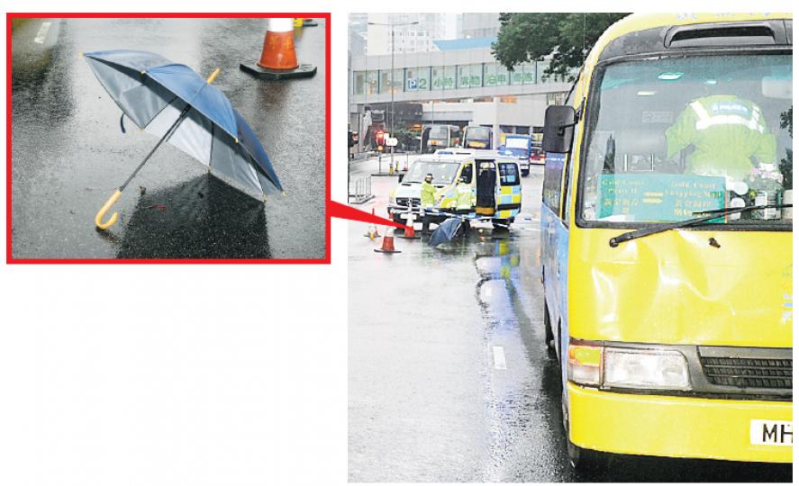 冒雨過路男女遺下的一把雨傘跌在路邊（箭嘴示），肇事穿梭小巴右車頭輕微凹陷，事後停在距現場20多米路邊等候警方調查。（蔡方山攝）少女在屯門杯渡路過馬時遭撞斃，同行男子（中）送院搶救後已無性命危險。（蔡方山攝）年近七旬的邨巴司機（圖）事後表示沒看見有人過路，他涉嫌危險駕駛導致他人死亡被捕。（蔡方山攝）