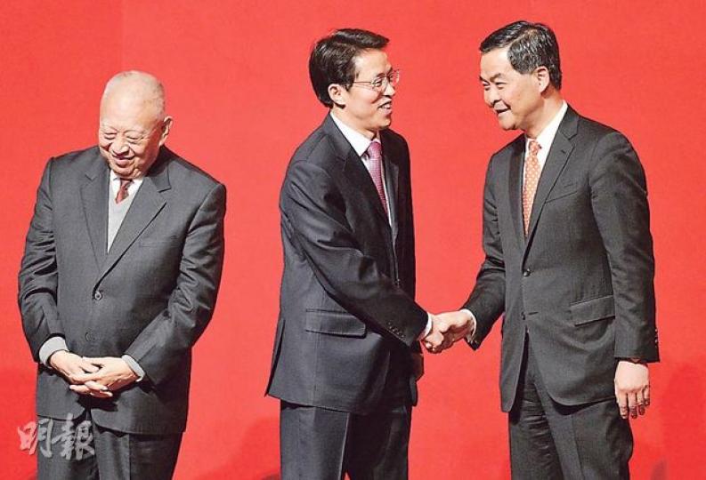 中聯辦昨日舉行新春酒會，全國政協副主席董建華（左）、特首梁振英（右） 及多名政商界人士都有出席，中聯辦主任張曉明（中）致辭時稱，梁振英帶領特區政府着力解決經濟社會發展中的問題，扶貧、安老、助弱工作取得明顯進展。（余俊亮攝）