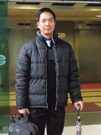 涉在港鐵車廂內非禮12歲女生的小學男教師梁進豪（圖），昨被裁定表證成立，離庭時大方讓記者拍照。（陳倢朗攝）