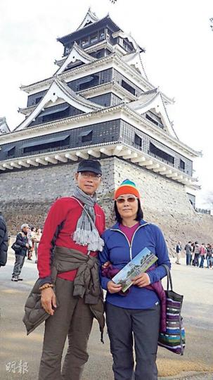 羅家英獲醫生批准,與汪明荃往日本度假後才接受腫瘤切除手術。(微博圖片) 羅家英獲醫生批准,與汪明荃往日本度假後才接受腫瘤切除手術。(微博圖片)