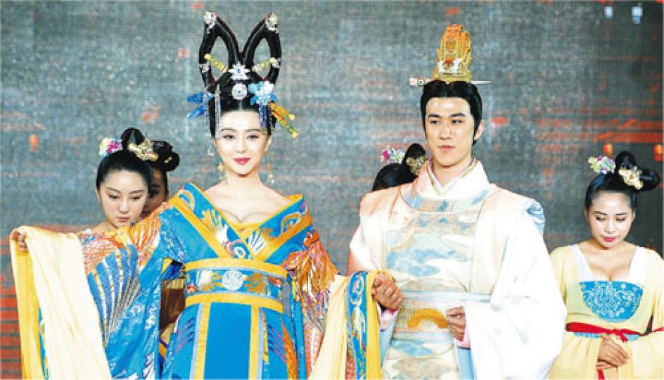飾演武則天的范冰冰性感拖着李治廷登場,眾宮女也谷胸上陣。(微博圖片)李治廷蒙眼捉范冰冰,兩人玩到忘形,范冰冰更險些走光。(微博圖片)緋聞情侶范冰冰與李治廷昨日應節吃湯圓預祝元宵佳節。(微博圖片)周海媚性感上陣風韻猶存。(微博圖片)張馨予在嚴冬之下穿性感戲服,相信絕不好受。(微博圖片) 飾演武則天的范冰冰性感拖着李治廷登場,眾宮女也谷胸上陣。(微博圖片)李治廷蒙眼捉范冰冰,兩人玩到忘形,范冰冰更險些走光。(微博圖片)緋聞情侶范冰冰與李治廷昨日應節吃湯圓預祝元宵佳節。(微博圖片)周海媚性感上陣風韻猶存。(微博圖片)張馨予在嚴冬之下穿性感戲服,相信絕不好受。(微博圖片)