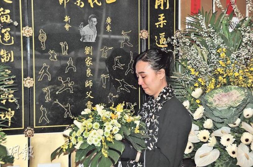 翁靜晶道別亡夫不禁感觸落淚。(攝影/記者:梁榮達)劉家良的徒弟Mark(左起)、長子永強、遺孀翁靜晶、女兒萬儀及徒弟冼國林向故人道別。(攝影/記者:梁榮達) 翁靜晶道別亡夫不禁感觸落淚。(攝影/記者:梁榮達)劉家良的徒弟Mark(左起)、長子永強、遺孀翁靜晶、女兒萬儀及徒弟冼國林向故人道別。(攝影/記者:梁榮達)