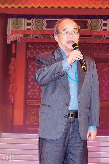 雷競斌自掏腰包款待亞視員工。(攝影:梁迺楠)張家瑩突然脫去外衣谷胸搶鏡。(攝影:梁迺楠) 雷競斌自掏腰包款待亞視員工。(攝影:梁迺楠)張家瑩突然脫去外衣谷胸搶鏡。(攝影:梁迺楠)