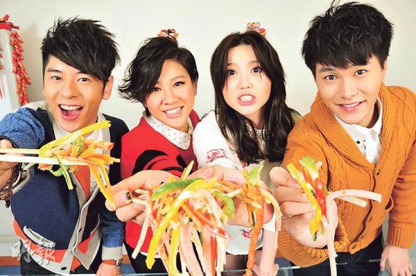 許廷鏗(左起)、鄭欣宜、吳若希及胡鴻鈞是鬥氣冤家,介紹情人節食品笑料百出。(攝影:梁迺楠)許廷鏗與欣宜傳出霧水情緣,兩人坦言感情深厚如兩「兄弟」。(攝影:梁迺楠)胡鴻鈞搓麵粉只管搞破壞。(攝影:梁迺楠)吳若希的心形湯圓可謂花盡心思,可惜一落水就打回原形。(攝影:梁迺楠) 許廷鏗(左起)、鄭欣宜、吳若希及胡鴻鈞是鬥氣冤家,介紹情人節食品笑料百出。(攝影:梁迺楠)許廷鏗與欣宜傳出霧水情緣,兩人坦言感情深厚如兩「兄弟」。(攝影:梁迺楠)胡鴻鈞搓麵粉只管搞破壞。(攝影:梁迺楠)吳若希的心形湯圓可謂花盡心思,可惜一落水就打回原形。(攝影:梁迺楠)