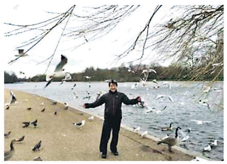 成龍在海德公園餵白鴿,非常壯觀。(微博圖片)成龍一大清早觀看御林軍步操。(微博圖片) 成龍在海德公園餵白鴿,非常壯觀。(微博圖片)成龍一大清早觀看御林軍步操。(微博圖片)