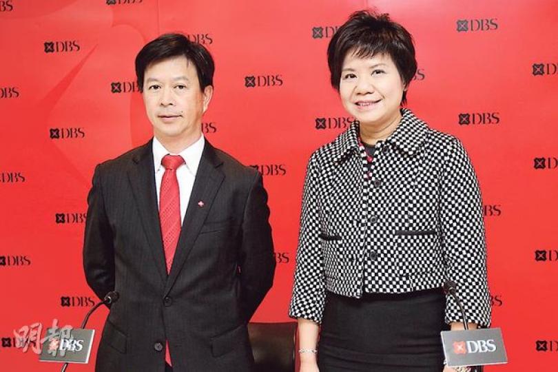 星展銀行香港有限公司董事總經理兼機構銀行總監張建生（左）料今年吸收存款有壓力，存款息升0.25個百分點，右為董事總經理及財務總監陳立珊。（林俊源攝）