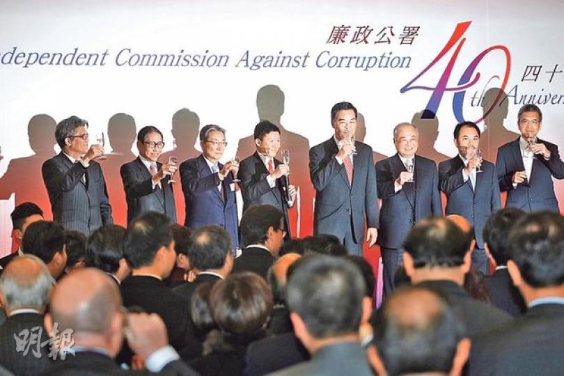 昨日廉署40周年慶祝酒會有不少政商界人士出席,特首梁振英(右四) 、廉政專員白韞六(左四)與副廉政專員黃世照(左一),聯同監察廉署的4個諮詢委員會主席及委員都有出席及祝酒。 (李紹昌攝)廉署40周年慶祝酒會,不少政商界人士都有出席道賀,前廉政專員、現任申訴專員黎年(右一)也有出席,但未見同樣曾任專員的羅范椒芬、李少光等到場。至於涉及酬酢風波的前專員湯顯明,亦沒有現身,也未知有否受邀。(李紹昌攝) 昨日廉署40周年慶祝酒會有不少政商界人士出席,特首梁振英(右四) 、廉政專員白韞六(左四)與副廉政專員黃世照(左一),聯同監察廉署的4個諮詢委員會主席及委員都有出席及祝酒。 (李紹昌攝)廉署40周年慶祝酒會,不少政商界人士都有出席道賀,前廉政專員、現任申訴專員黎年(右一)也有出席,但未見同樣曾任專員的羅范椒芬、李少光等到場。至於涉及酬酢風波的前專員湯顯明,亦沒有現身,也未知有否受邀。(李紹昌攝)
