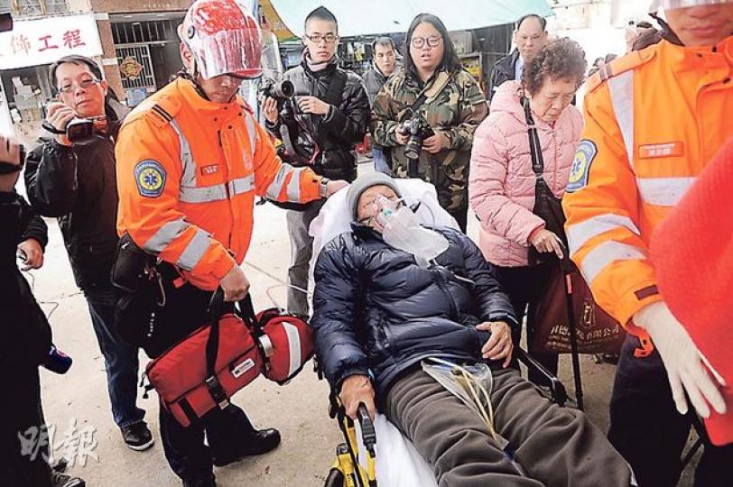 一名老翁在火警期間吸入濃煙不適送院，其間要戴上氧氣罩協助呼吸。（湯俊彥攝）