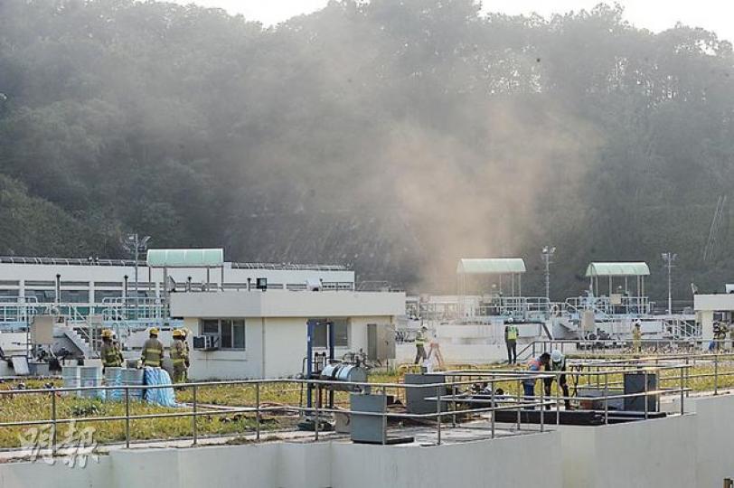 屯門濾水廠昨發生地底密閉空間二級火警,有工人疑在地牢燒焊期間發生搶火意外,造成3人危殆。意外後消防員要打開渠蓋把密室的濃煙排出。(樊銳昌攝)其中一名工人吸入濃煙,被救出時面部嚴重熏黑昏迷,送院後情况危殆。(衛永康攝) 屯門濾水廠昨發生地底密閉空間二級火警,有工人疑在地牢燒焊期間發生搶火意外,造成3人危殆。意外後消防員要打開渠蓋把密室的濃煙排出。(樊銳昌攝)其中一名工人吸入濃煙,被救出時面部嚴重熏黑昏迷,送院後情况危殆。(衛永康攝)